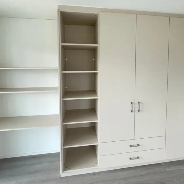 Einbauschrank mit Ablage - Möbel Ryter